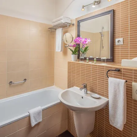 Escala & 4*