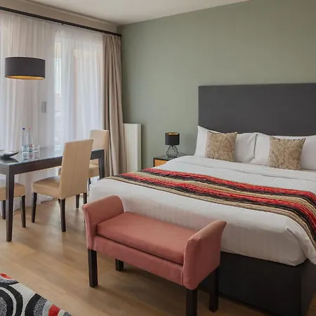 מלון Escala & 4*