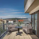 Escala & 4*
