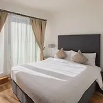 Escala & Hotel