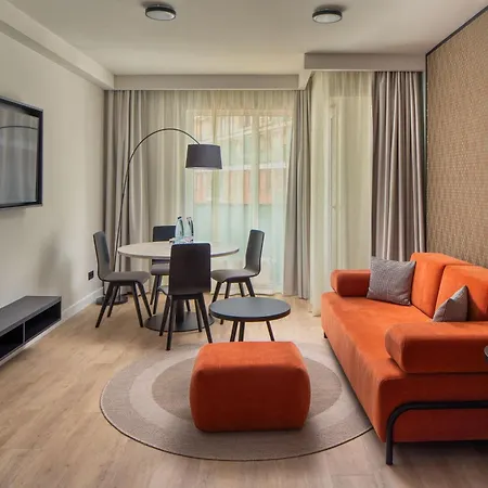 Escala & 4*