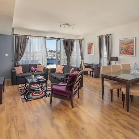 Escala & 4*