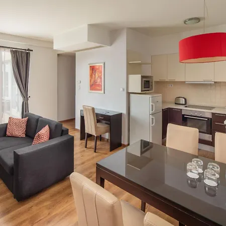 Escala & 4*
