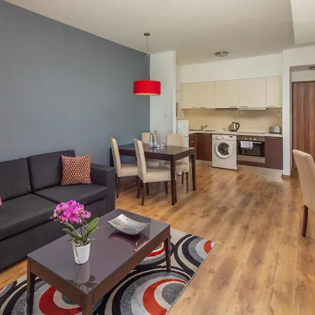 מלון Escala & 4*