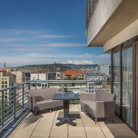 Escala & 4*