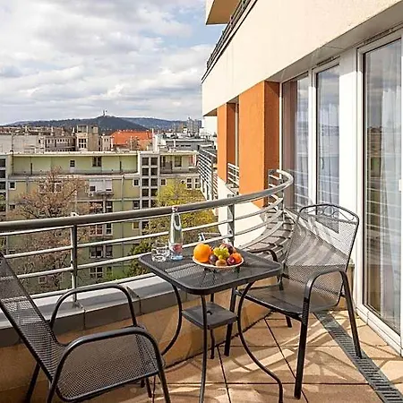 Escala & Budapest