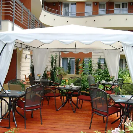 מלון Escala & 4*