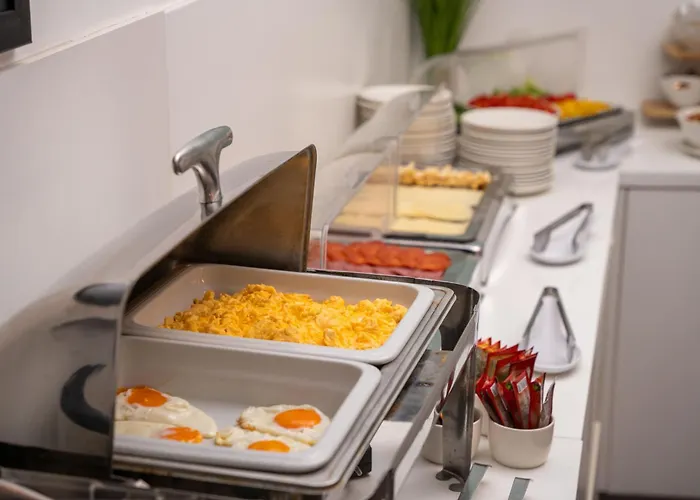 Отель Escala & 4*