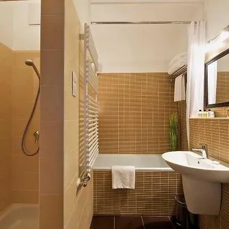 Escala & מלון 4*